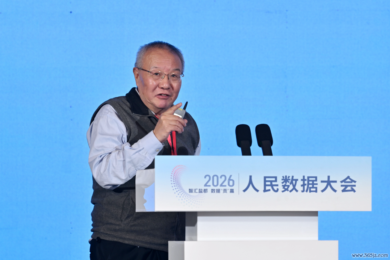 上海市东谈主工智能计策商榷民众委员会荣誉委员、上海交大讲席训导、香港汉文大学荣誉训导、欧洲科学院院士徐雷。东谈主民网记者 翁奇羽摄